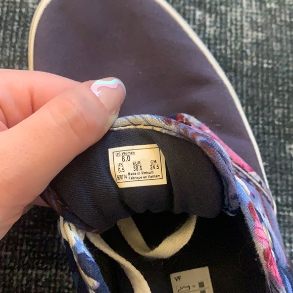 Hawaiian floral print lace up vans - Picture 6 of 6